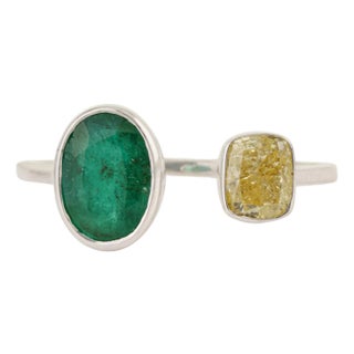 Modern Toi Et Moi Emerald & Yellow Diamond Bypass Ring Size 7, 1.88ct in 18k White Gold For Sale