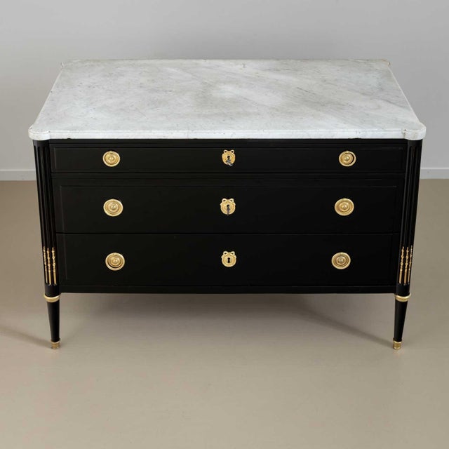 Neoclassical Directoire Chest of Drawers with white Marble Top, France circa 1800 For Sale - Image 3 of 9
