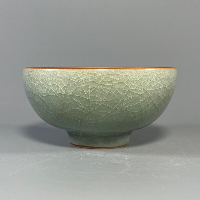 China Vintage‑Style Light Green Crackle‑Glaze Celadon Bowl With Brown Rim For Sale - Image 4 of 6