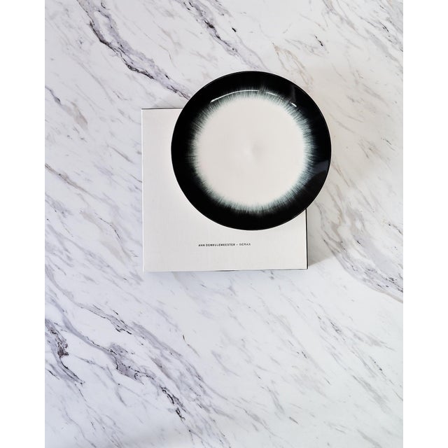 Ceramic Set of 8 Minimalist "Variation 5 Dé" Dinner Plates by Ann Demeulemeester for Serax, in White Glazed Porcelain With Organic Black Border For Sale - Image 7 of 10
