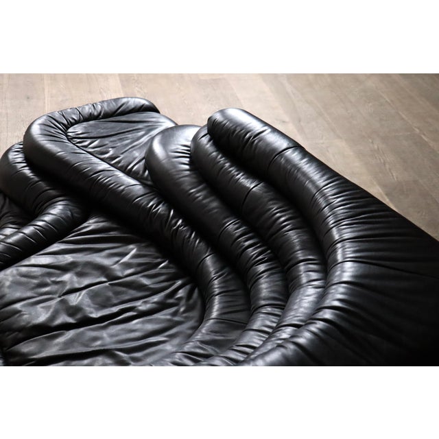 Spectacular De Sede DS-1025 ‘Terrazza’ landscape sofa element in original black leather, designed by Swiss designer Ubald...