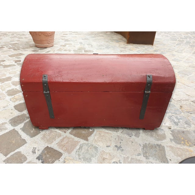 Antique Trunk in Painted Fir Wood with Bombed Slatted Cover and Original Hardware For Sale - Image 4 of 18