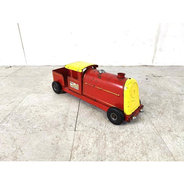 Rare vintage toy locomotive from the english brand 'Tri-ang'. The charm is in the wear and tear of this item, it makes...
