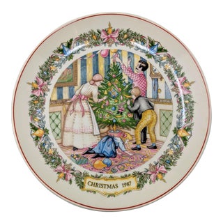 Vintage 1980s Wedgwood China 1987 Dressing the Tree Christmas Tradition Decorative Plate For Sale