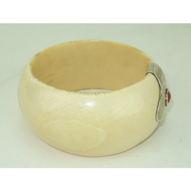 Bone Bangle Bracelet With Silver & Carnelian Accent, c.1970 For Sale In Atlanta - Image 6 of 9
