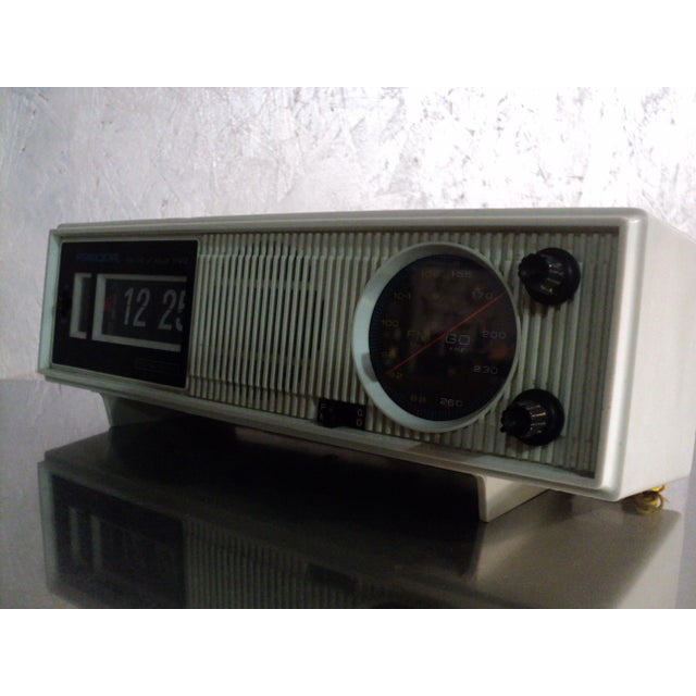 Radio Precor Solid State Digital Matica Fold-down Alarm Clock with Palette Clock In very good working condition, the...