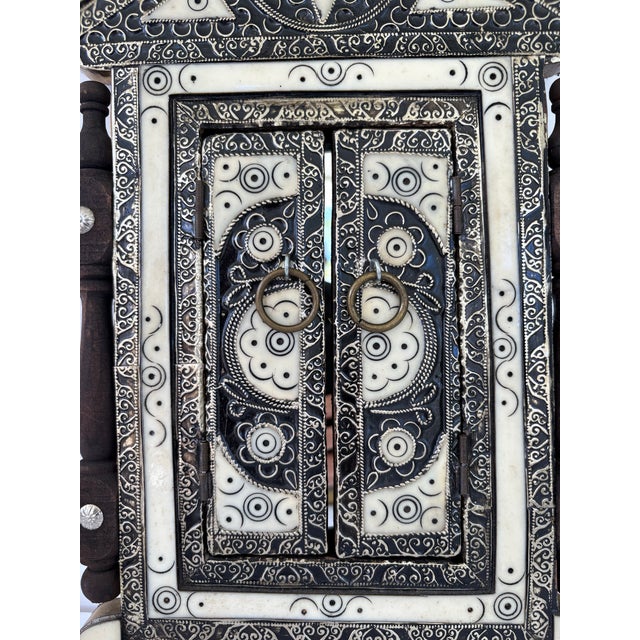 Moroccan 1970s Moroccan Handcrafted Camel Bone/Wood/Brass Inlay Mirror With Shutter Doors For Sale - Image 3 of 12