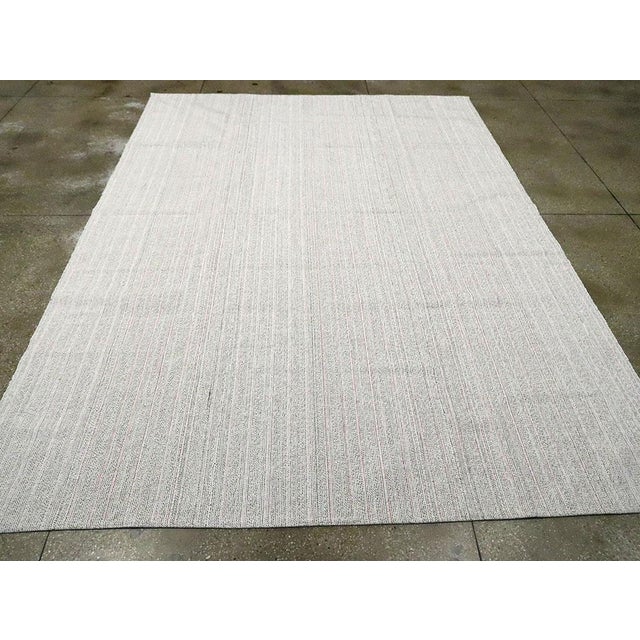Galerie Shabab Collection Mid-20th Century Handmade Turkish Flatweave Kilim Room Size Carpet in White For Sale - Image 4 of 9