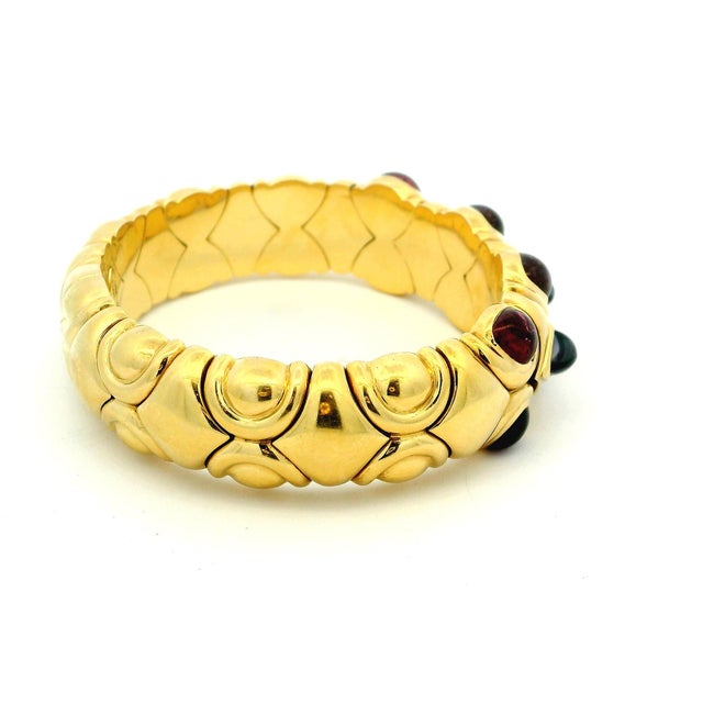 Italian 18k Gold Ruby Sapphire Cabochon Flexible Bangle Bracelet, 82 Grams, Circa 1990 For Sale - Image 4 of 11