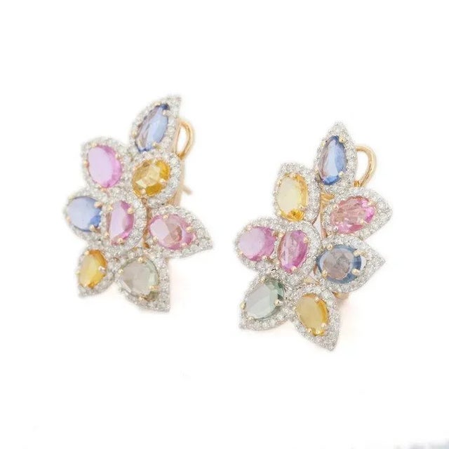 Art Deco 6.61ct Sapphire Rainbow Cluster Stud Earrings With Diamonds in 14k Yellow Gold- A Pair For Sale - Image 3 of 8