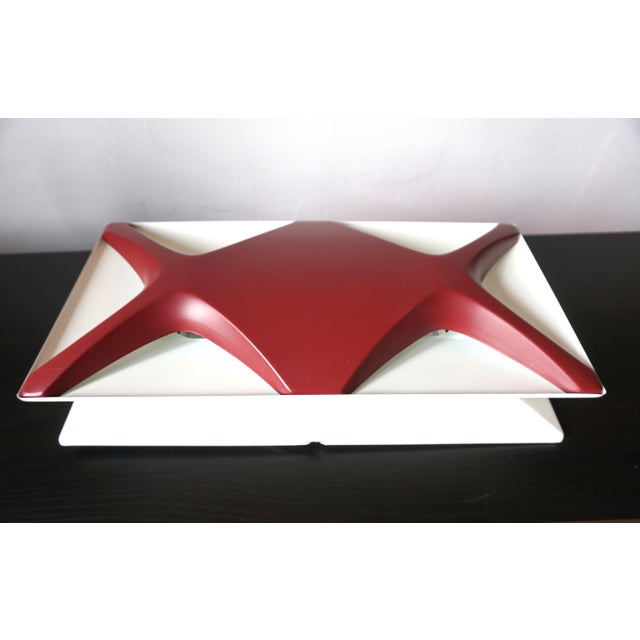 An extraordinary Oyster wall lamp in the Space Age style. The lamp comes in very good condition. The white painted metal...