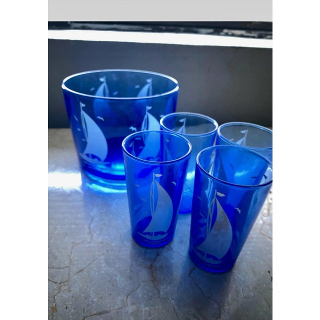 1930s 1930s Hazel-Atlas Sportsman Art Deco Cobalt Ice Bucket & Glasses Set- 5 Pieces For Sale - Image 5 of 7