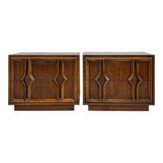 Vintage MCM Walnut Brutalist Bedside Tables – Pair For Sale
