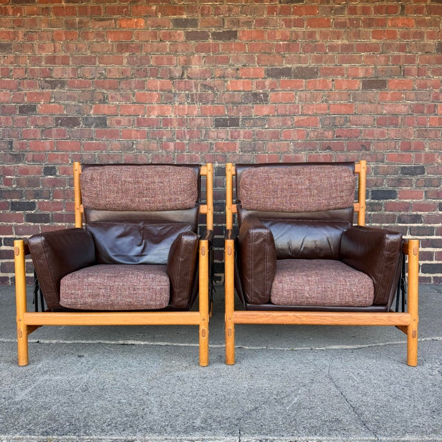 This is a pair of oversized lounge chairs by Dependable Furniture Manufacturing. Made in the mid 1970’s in Colorado, USA,...