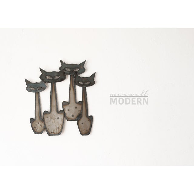 A very rare and super cute vintage metal wall hanging of 4 cats made by Peter Pepper Products from the 1960s. Nice hand-...