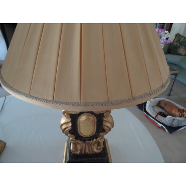 1920s Vintage Italian Carved Wood and Parcel Gilt Lamps - a Pair For Sale - Image 5 of 7