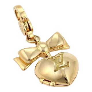 22166 - Louis Vuitton Heart & Bow Locket 18k Yellow Gold Charm Pendant For Sale