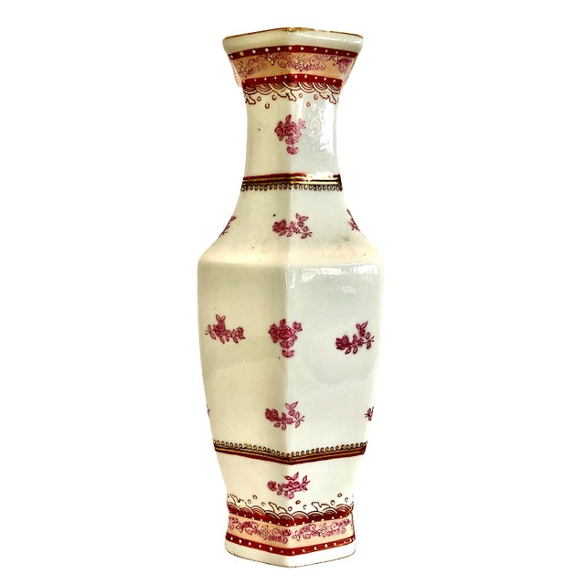 On offer is a Chinese export-style, porcelain armorial vase, decorated in the manner of an 18th-century service...