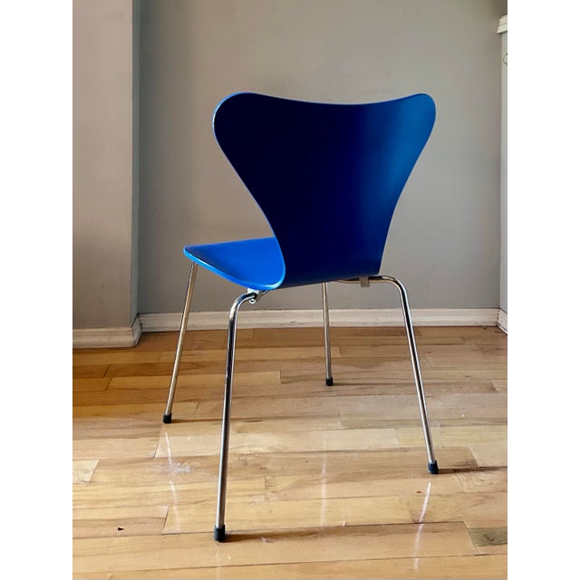 Mid-Century Modern Series 7 Chair by Arne Jacobsen for Fritz Hansen With Writing Tablet For Sale - Image 3 of 11