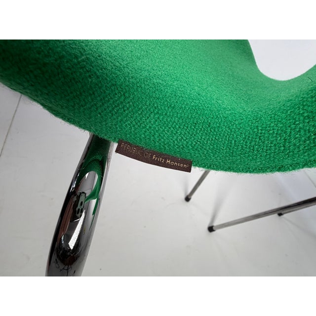 Mid-Century Modern Series 7 Chairs in Green Wool by Arne Jacobsen for Fritz Hansen, 2010, Set of 2 For Sale - Image 3 of 11