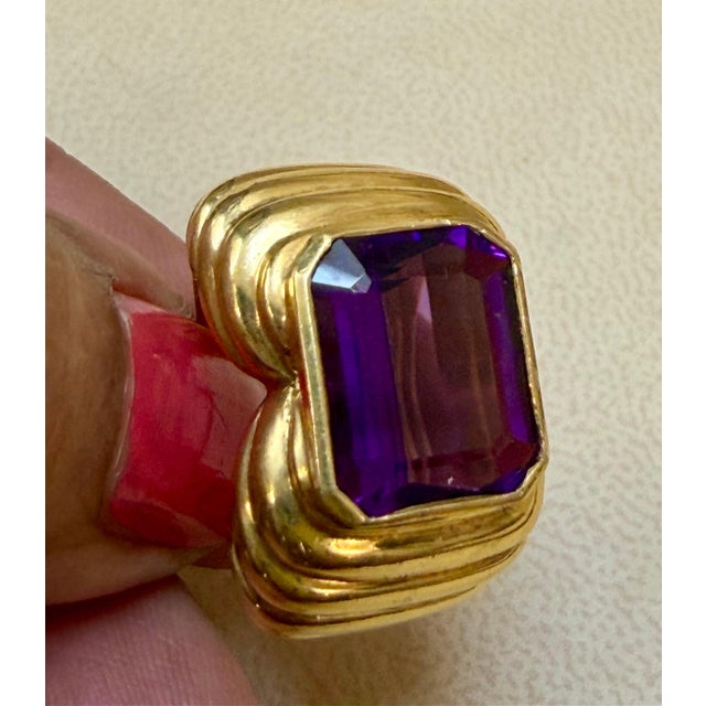 6 Carat Emerald Cut Amethyst Unisex Bezel Set Cocktail Ring in 18 Kt Yellow Gold For Sale - Image 4 of 8