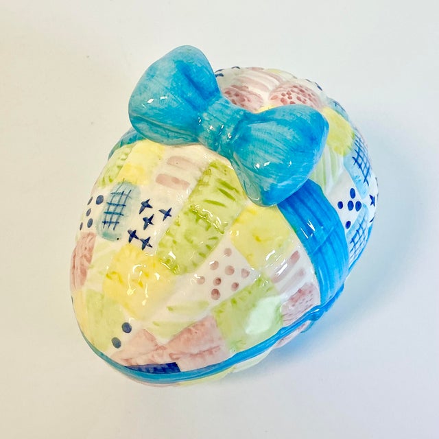 1970s Vintage Boho Chic Americana Folk Art Ceramic Easter Eggs Box, Quilt & Bow Design For Sale - Image 11 of 18