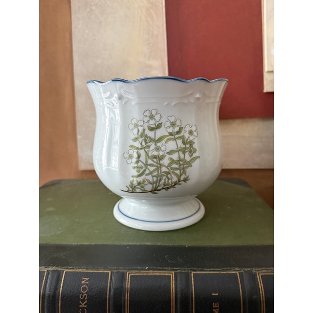 This beautiful vintage pedestal planter by Takahashi features the brand’s signature nature-inspired artistry. The planter...