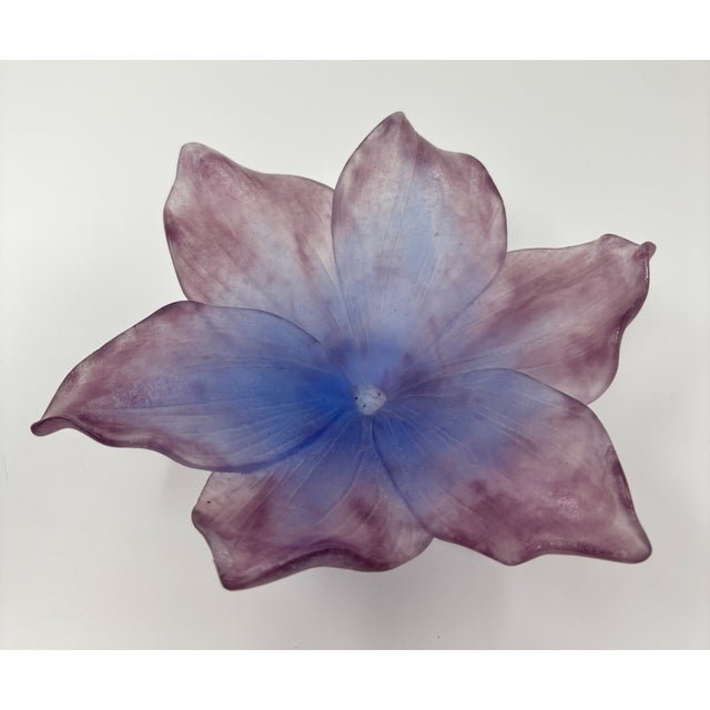 Daum France "Amaryllis Amethyst" Pâte de Verre Crystal Vide-Poche Bowl, Signed, Original Box An exquisite Daum France...