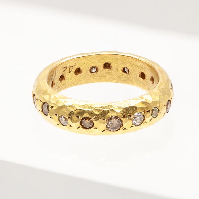 Modern Annie Fensterstock 18k Scattered Fancy Diamond Band Ring, Size 6.5 For Sale - Image 3 of 6