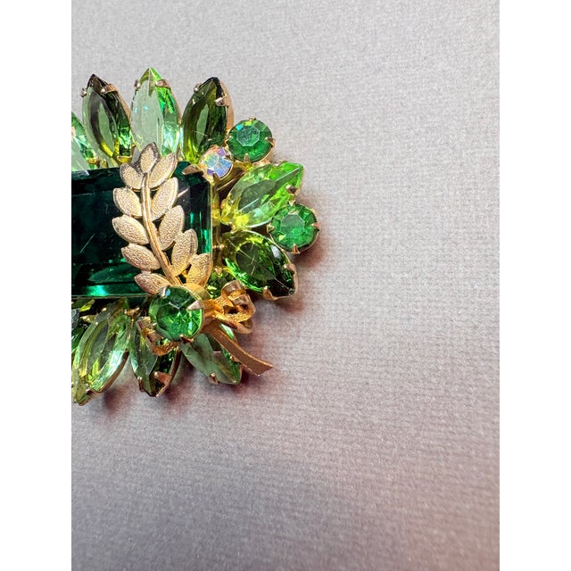 1960s Vintage DeLizza & Elster Green Rhinestone Gold Leaf Finding Brooch • Book Piece For Sale - Image 5 of 6