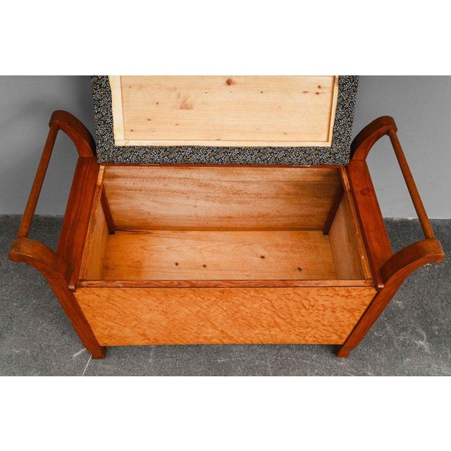 Art Nouveau Chest Bench in Cherry Wood and Bird's-Eye Maple, 20th Century For Sale - Image 16 of 18