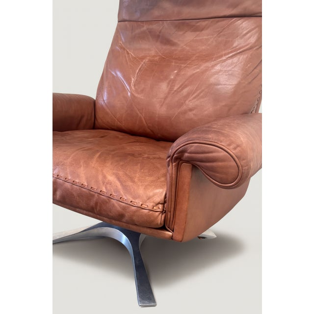 A stunning vintage De Sede lounge chair and matching ottoman, model DS-31, an iconic piece of 1970s Swiss design. This...