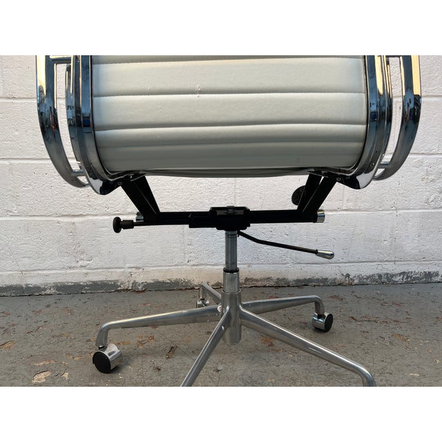 Mid-Century Herman Miller Style Rolling Office Chair, Attributed For Sale - Image 12 of 17