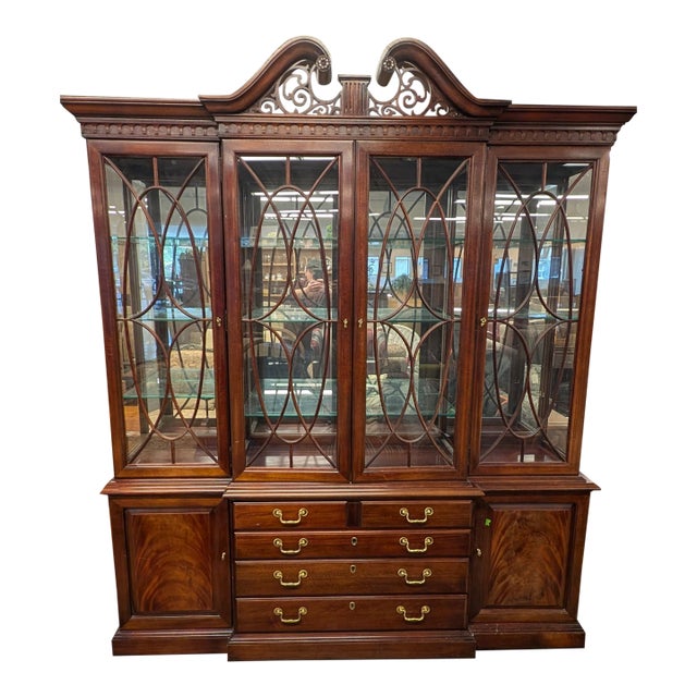 1980s Thomasville Georgian Style Large Mahogany China Display Breakfront For Sale