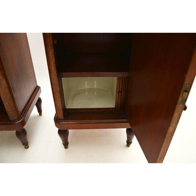 French Inlaid Walnut Bedside Tables with Marble Tops, 1870s, Set of 2 For Sale - Image 4 of 16