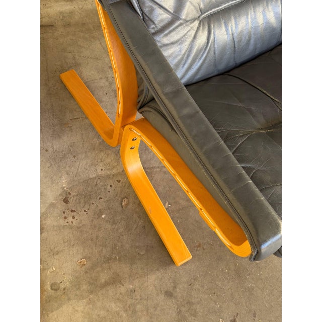 Mid 20th Century Norwegian Lounge Chair in Style of Ekornes– MCM Grey Leather & Bentwood Frame Armchair For Sale - Image 9 of 10