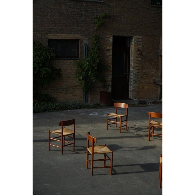 A classic and beautiful vintage set of 6 børge mogensen ‘folkestole’ chairs, crafted in solid patinated oak. The set...