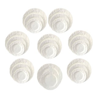Wedgwood Strawberry & Vine Dinner Set, 23pcs For Sale