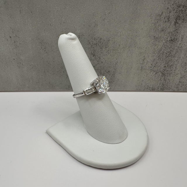 Contemporary 3.62ct 3 Stone Lab Grown Diamond Ring Igi F Vvs2 14k White Gold, Size 7 For Sale - Image 3 of 7
