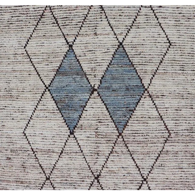 Modern Hand-Knotted Runner in Wool With Diamond Design in Neutral Tones 3'4 X 9'8 For Sale In Atlanta - Image 6 of 10