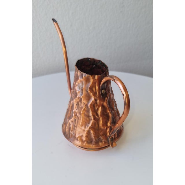 Copper Watering Can Style: Brutalism 1950s Length x Height x Width 28 x 22 x 13 cm Used. Normal signs of wear. No damage...