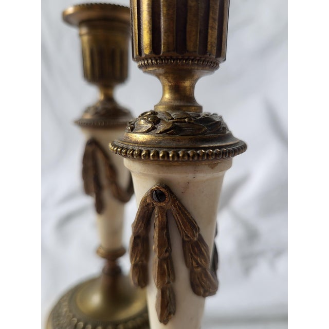 Antique French Candlesticks in White Marble and Chased Gilt Bronze, 1700s, Set of 2 For Sale - Image 3 of 6