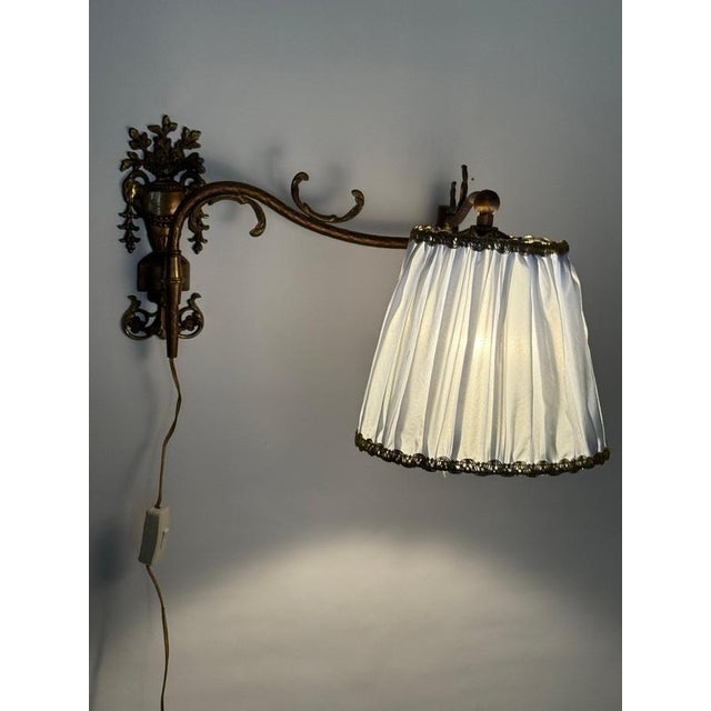 Today, i present a true rarity: a pivoting, masterfully crafted victorian wall lamp. The light blue lampshade was replaced...