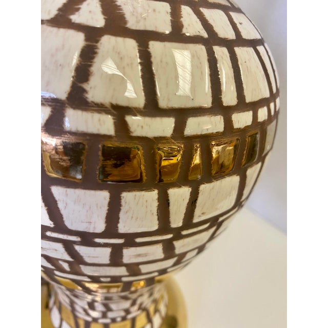 Cream 1960s Hollywood Regency Pottery Cream and Gold Glazed Tile Lamp For Sale - Image 8 of 9