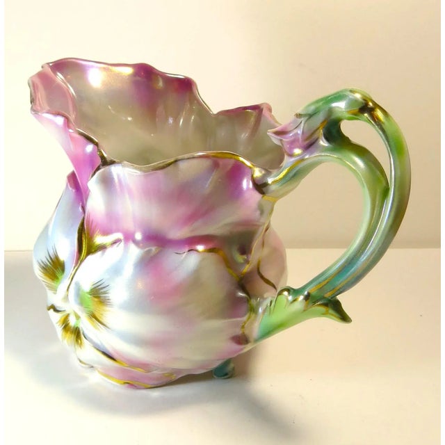 Here is a Vintage Royal Bayreuth Pansy Creamer Porcelain Creamer, Bavaria. Very nice. Measures 4-1/4" at the tallest point...