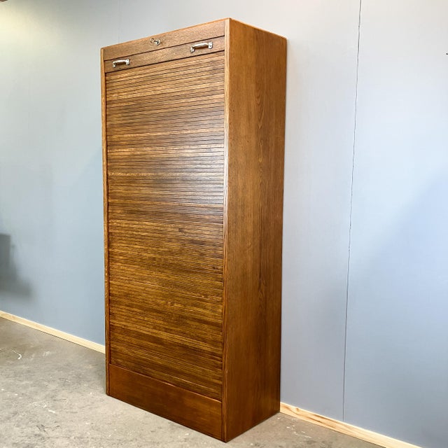 Vintage at its best. A cult (filing) cabinet from a 1950s doctor's office with a beautiful, aged patina. The shelves can...