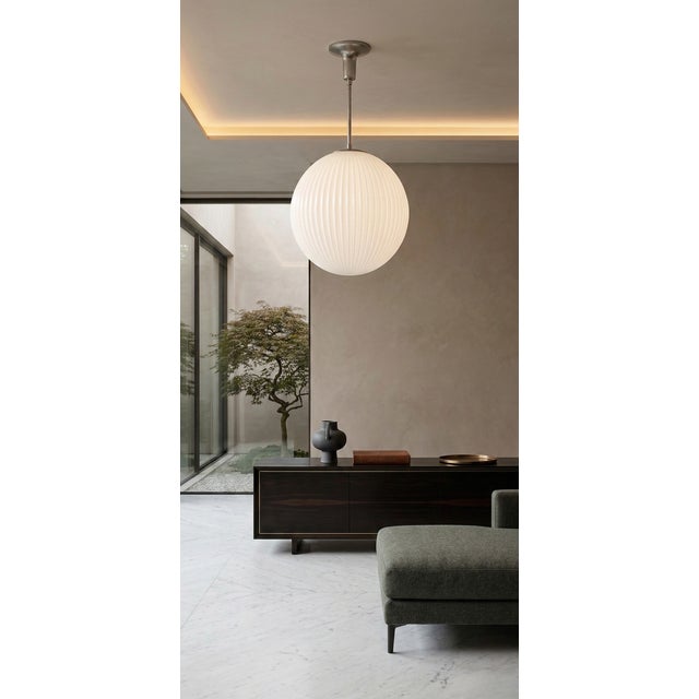 Elegante lampada a sospensione vintage progettata da Louis Kalff per Philips negli anni ’60, caratterizzata da un paralume...