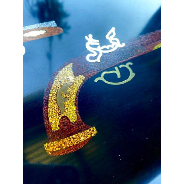 Vintage Couroc of Monterey Colonial Flintlock Pistols Inlaid Serving Tray For Sale In San Francisco - Image 6 of 9