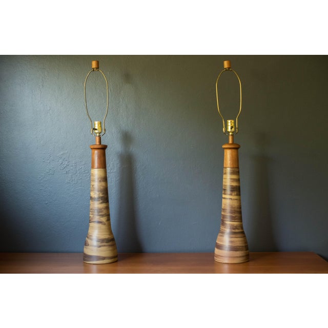 Marshall Studios Vintage Pair of Stoneware and Walnut Accent Table Lamps by Jane and Gordon Martz For Sale - Image 4 of 12