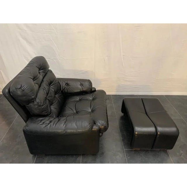 Armchair h90xl100xp95 and footrest h34xl70xp50. The joinery and padding are excellent. This piece has an attribution mark,...